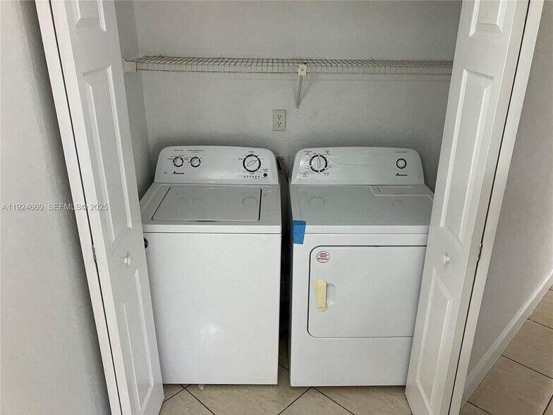 Building Photo - 8235 Lake Dr