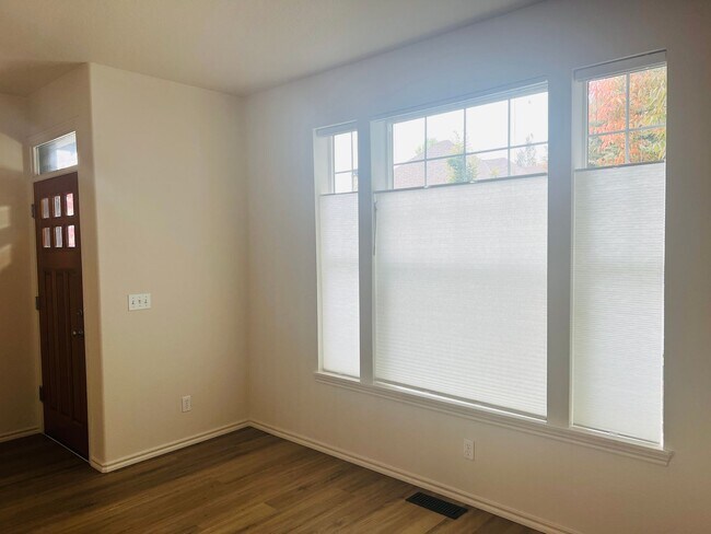 Building Photo - Wilsonville Villebois Community Offers Spacious End Unit Town Home