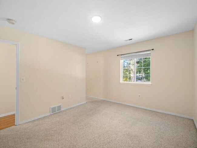 Building Photo - Spacious Home with Fenced Yard & Garage – ...