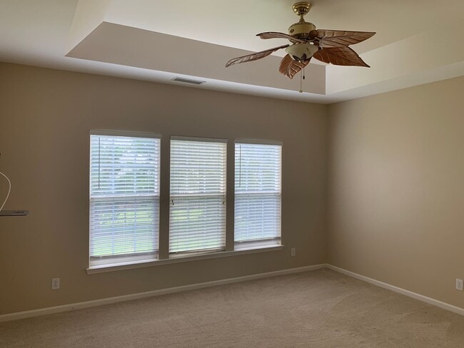 Building Photo - Move-in Ready 5 bedroom, 3.5 bath house lo...