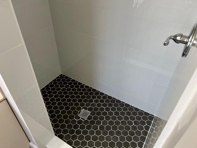 Building Photo - 4926 Ave