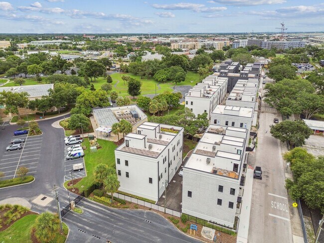 Building Photo - Canvas GWX