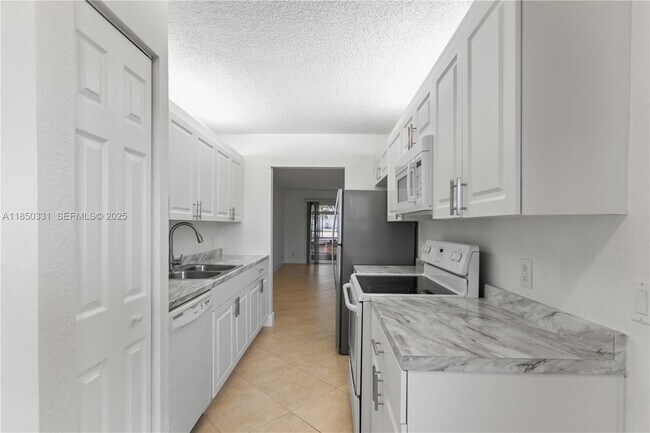 Building Photo - 1400 SW 124th Terrace