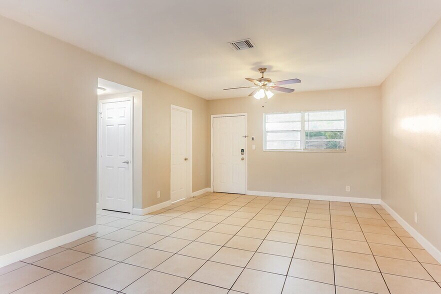 Building Photo - 570 SW 31st Ave