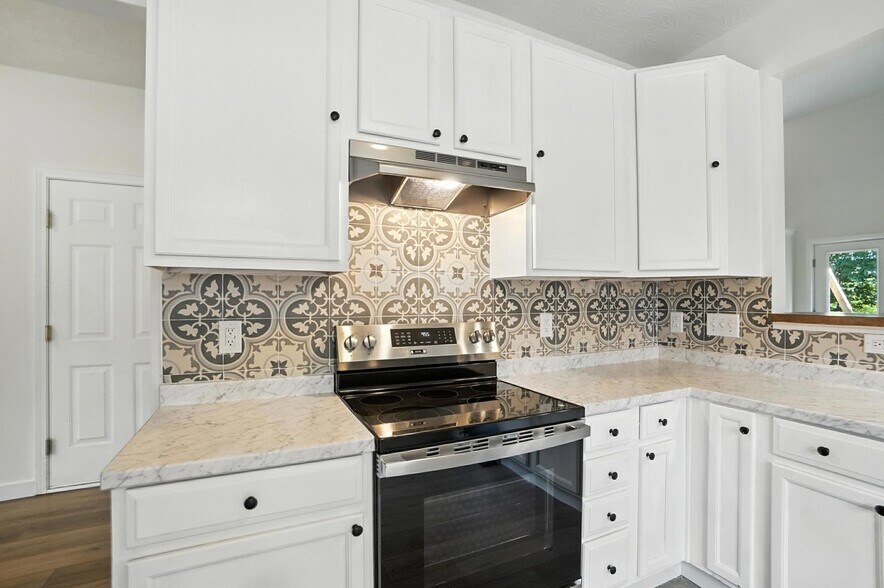 Building Photo - 2380 Oaktree Pl