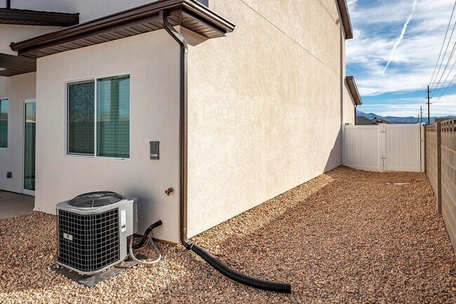 Building Photo - Charming Cedar City 3 Bedroom Townhome!