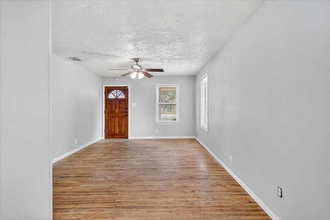 Building Photo - 11230 Blades- 3bed/1bath $1,195/month