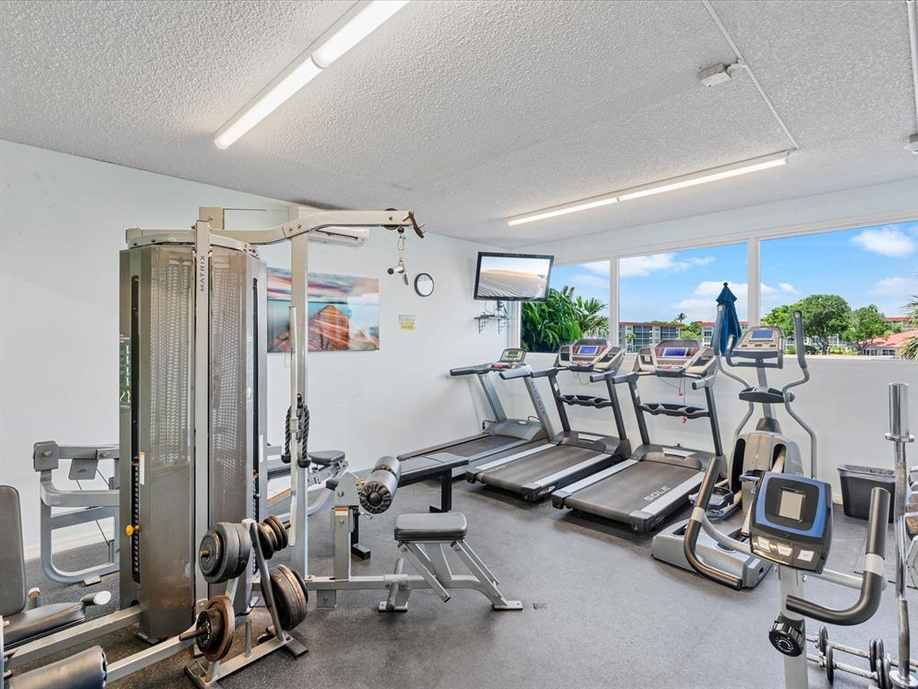 Building Photo - 1150 Hillsboro Mile