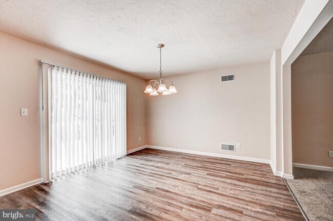 Building Photo - 180 Breezewood Dr