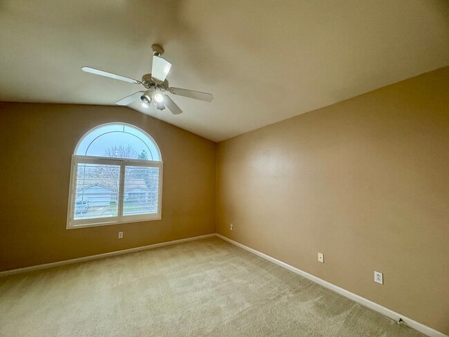 Building Photo - Spacious 3 Bedroom 3 Full Bathrooms Available Now!