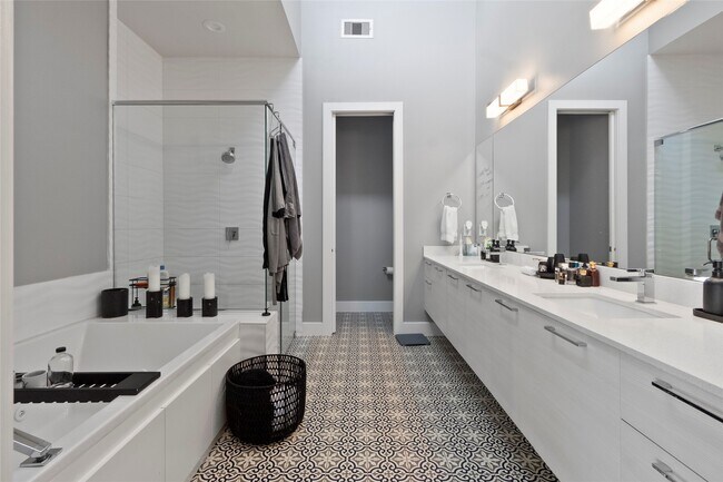 Building Photo - 2104 Dennis St