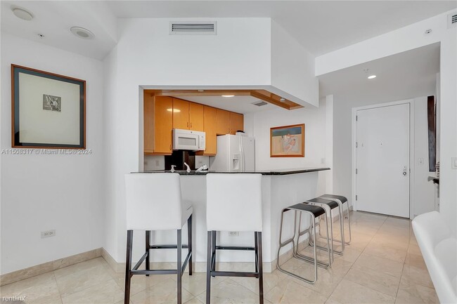 Building Photo - 1 br, 1.5 bath Condo - 801 Brickell Key Bl...