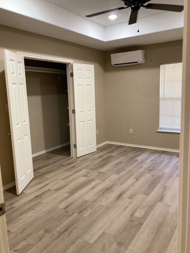 Building Photo - 2113 W Barcelona Ave