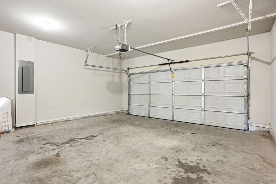 Building Photo - 90 Oakwood Dr