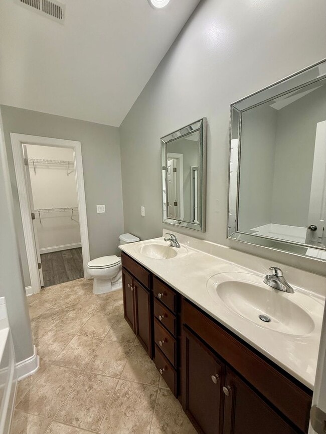 Building Photo - Two bedroom, 2.5 bath condo townhome in Bu...