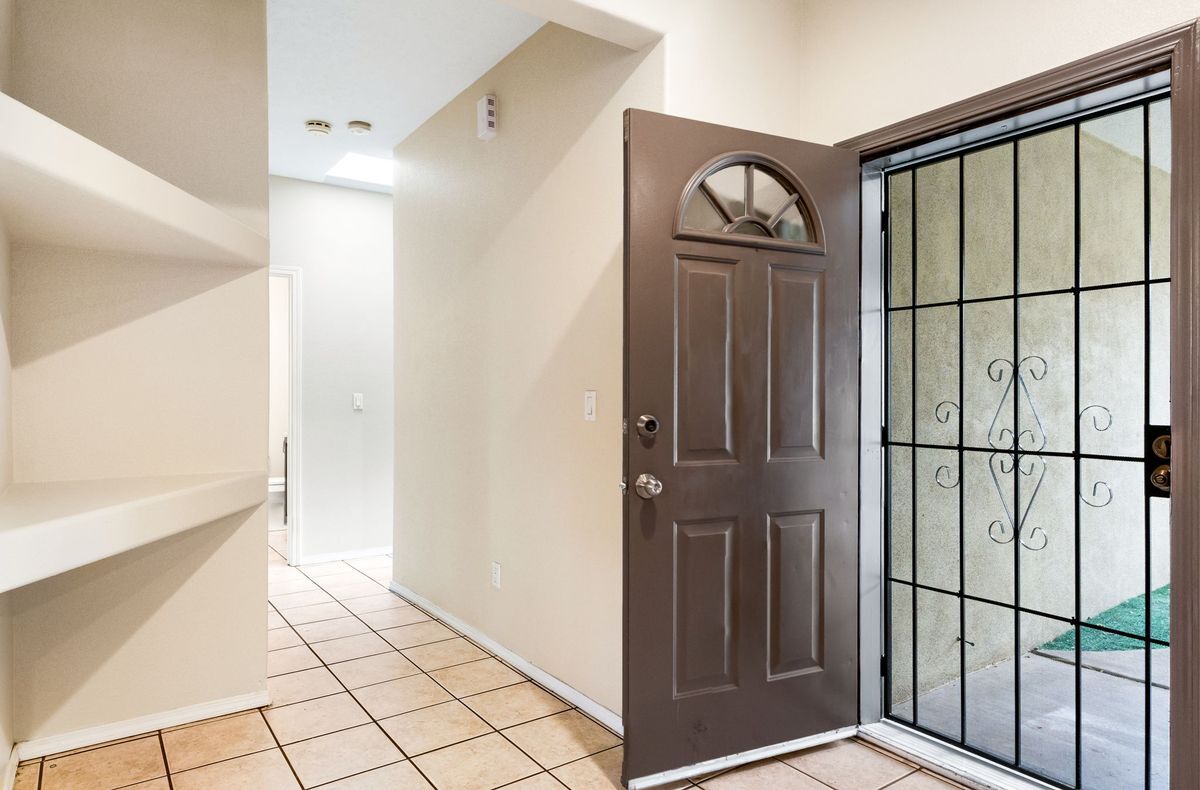 Building Photo - 1221 Paisano St NE