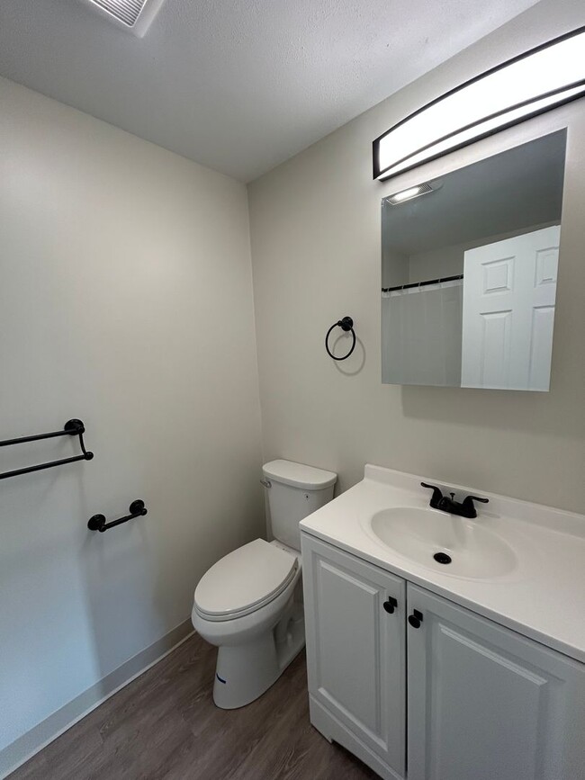 Building Photo - Renovated 1 Bedroom Apartment in Rochester...