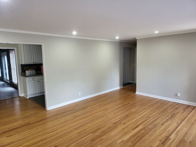 Building Photo - Very large 4 bedroom ranch in Donelson, TN...