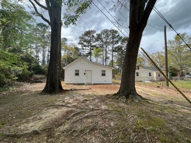 Building Photo - 402 S Elm St