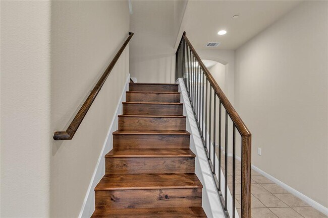 Building Photo - 2880 Donnell Dr