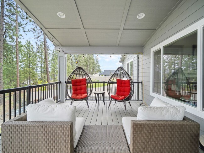 Building Photo - 4 bedroom Modern Home at Eagle Ridge Estates