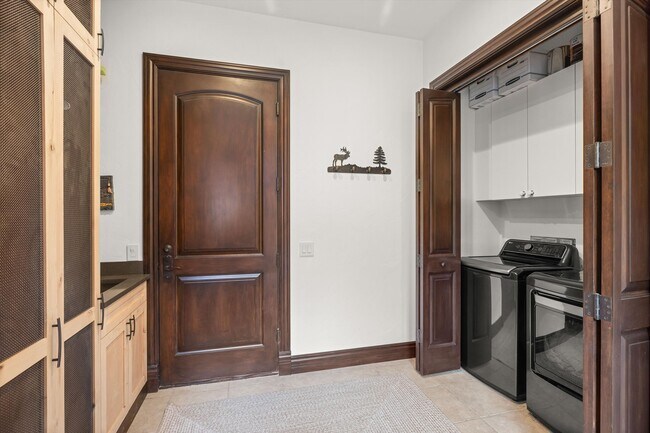 Building Photo - 875 Horse Ranch Dr