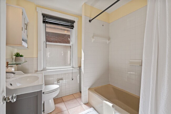 Building Photo - **Price reduction** Spacious 3-Bedroom Hom...