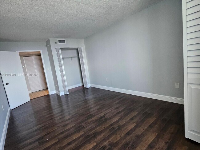 Building Photo - 850 N Miami Ave