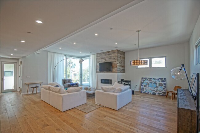 Building Photo - NEWER, LUXURIOUS & MODERN, 2920 SQ FT HOME W/ HIGH END DETAILS, AMAZING DECK/BALCONY SPACE, 2-CAR...