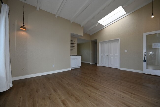 Building Photo - 4672-76LB