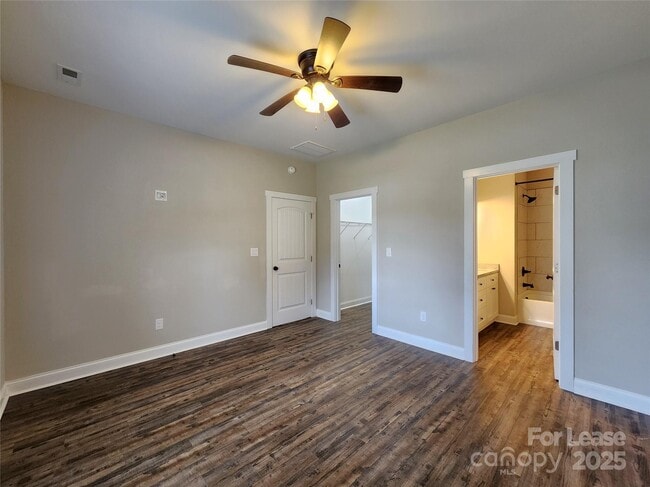 Building Photo - 1303 W Gold St