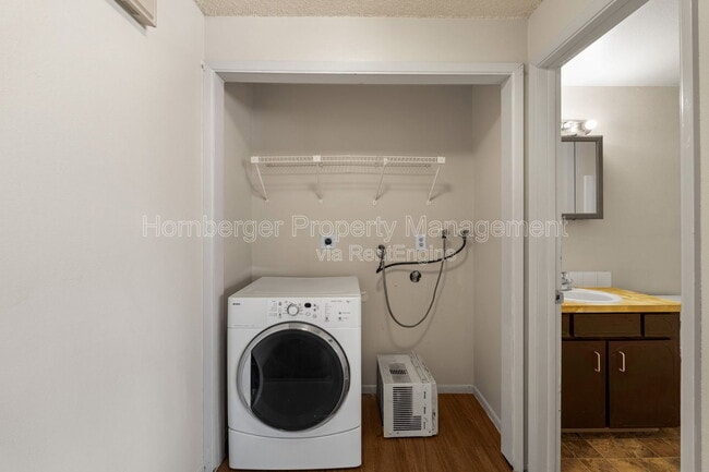 Building Photo - 911 E Bridgeport Ave