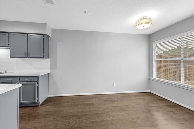 Building Photo - 2110 Highland Hills Dr