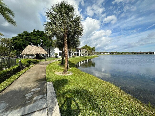 Building Photo - 212 Lake Pointe Dr