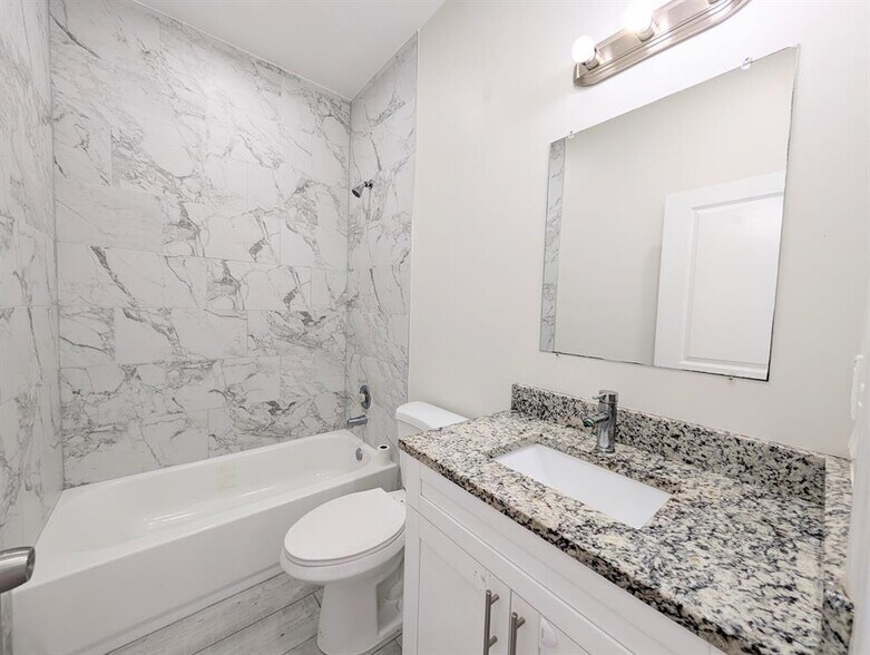 Building Photo - 1566 W 26th Ct