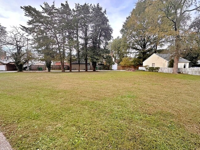 Building Photo - Bellevue - 2 Bedroom Apartment
