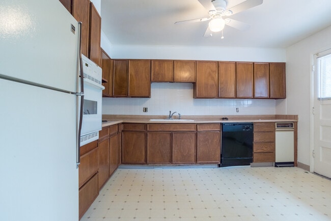 Building Photo - 8451 E Briarwood Blvd