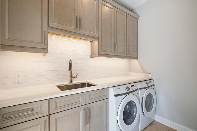 Building Photo - 248 Honeysuckle Dr