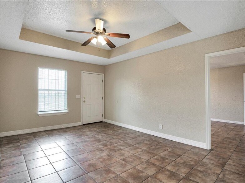 Building Photo - 5846 Elm Valley Dr
