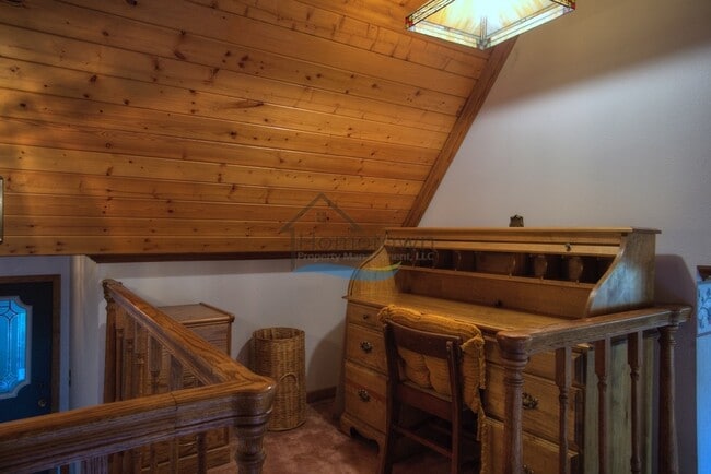 Building Photo - Custom Country Home With Spectacular Views...