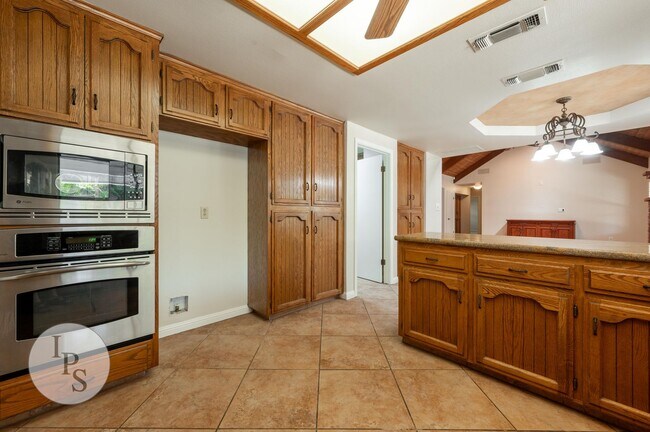 Building Photo - Woodward Park Home, 3BR/2BA, Pool, Spa, Gr...