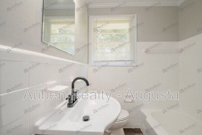 Building Photo - 109 Vanderbilt Cir