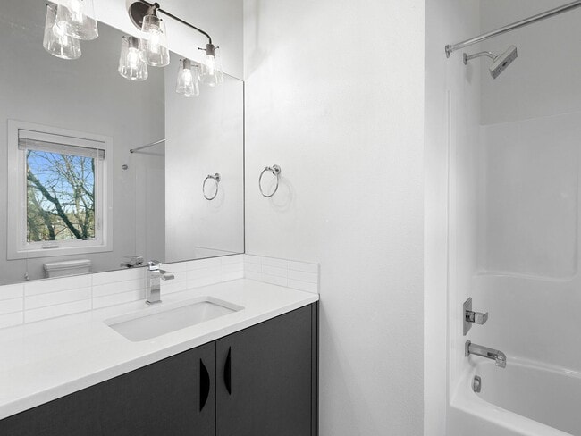 Building Photo - 4 bed/3.5 Bath Townhouse in Richmond Neighborhood, SE Portland