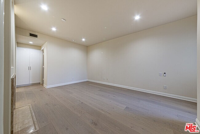 Building Photo - 143 N Arnaz Dr