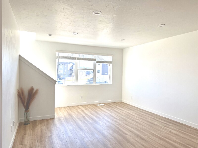 Building Photo - 548 900 W