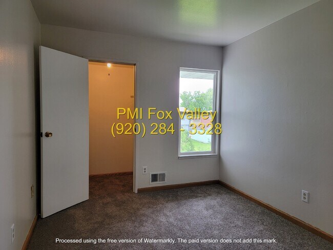 Building Photo - 2-Bed, 1.5-Bath Condo Oshkosh $1,149 Monthly