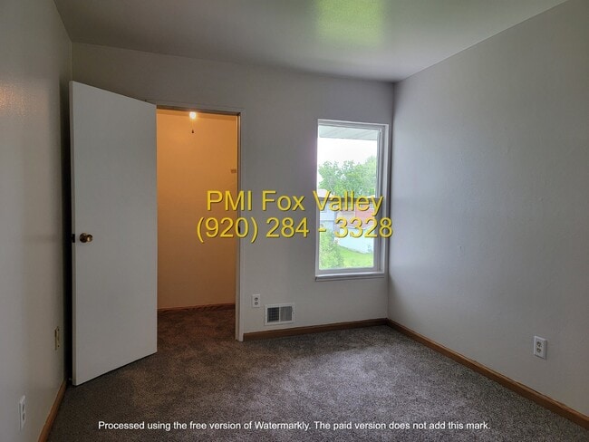 Building Photo - Newly Refurbished 2-Bed, 1.5-Bath Condo Oshkosh