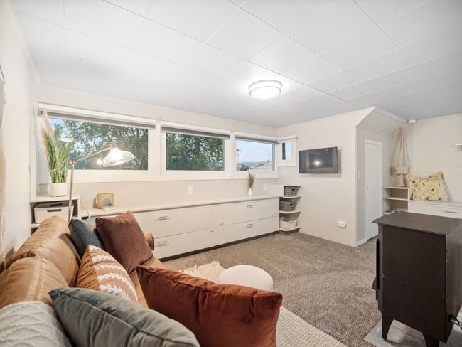 Building Photo - Boho Chic Loft (Furnished)