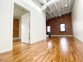 Building Photo - 112 SE 4th St