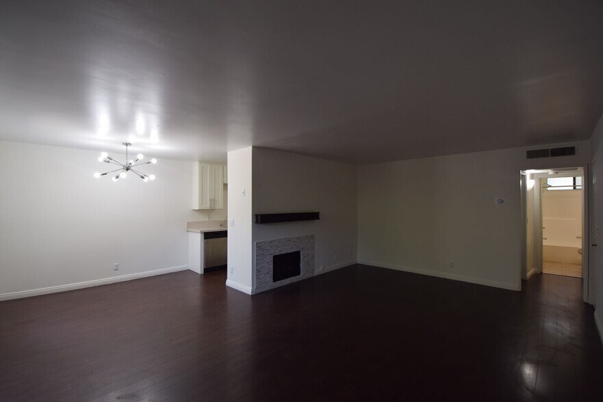 Building Photo - 15128 Burbank Blvd